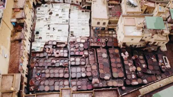 製革所都市のフェズ モロッコの空から見た — ストック動画