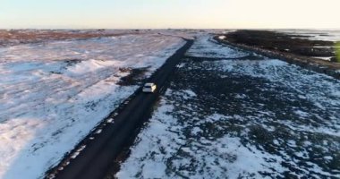 Karlı yolun havadan görünüşü, İzlanda