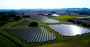 Hava görünümünde güneş panelleri