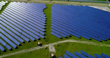 Hava görünümünde güneş panelleri