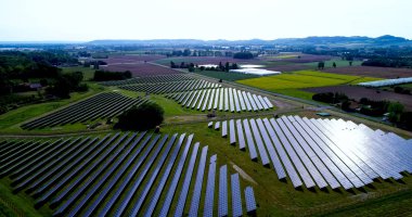 Hava görünümünde güneş panelleri