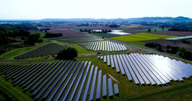 Hava görünümünde güneş panelleri