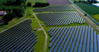 Hava görünümünde güneş panelleri