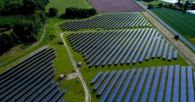 Hava görünümünde güneş panelleri