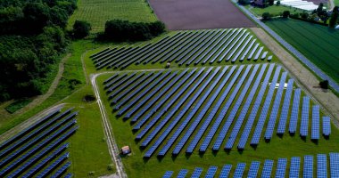 Hava görünümünde güneş panelleri