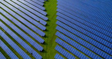 Hava görünümünde güneş panelleri