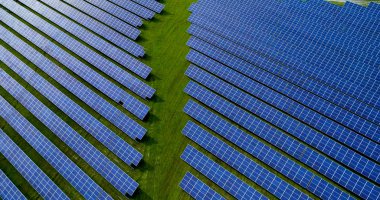 Hava görünümünde güneş panelleri