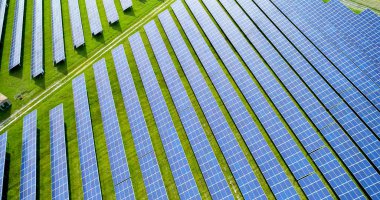 Hava görünümünde güneş panelleri