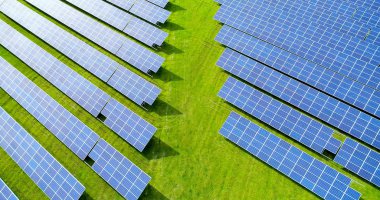 Hava görünümünde güneş panelleri