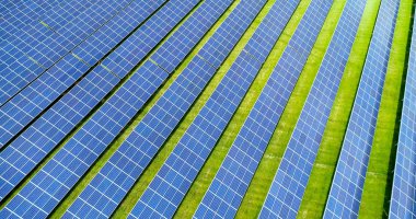 Hava görünümünde güneş panelleri