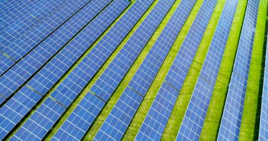 Hava görünümünde güneş panelleri