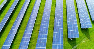 Hava görünümünde güneş panelleri