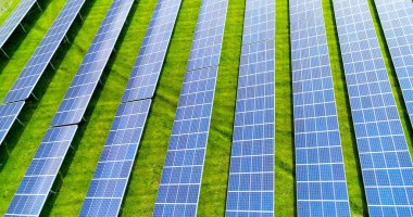 Hava görünümünde güneş panelleri