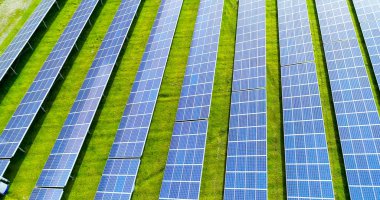 Hava görünümünde güneş panelleri