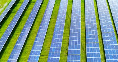 Hava görünümünde güneş panelleri