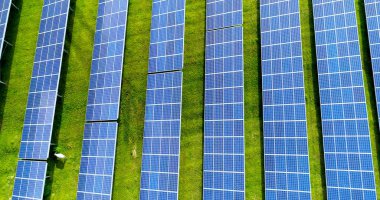 Hava görünümünde güneş panelleri