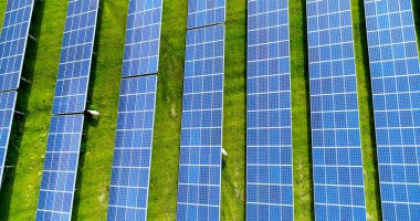 Hava görünümünde güneş panelleri