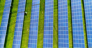 Hava görünümünde güneş panelleri