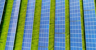 Hava görünümünde güneş panelleri