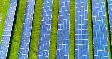 Hava görünümünde güneş panelleri