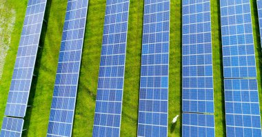 Hava görünümünde güneş panelleri