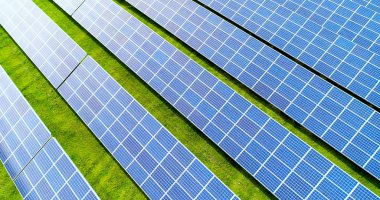 Hava görünümünde güneş panelleri