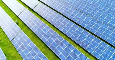 Hava görünümünde güneş panelleri