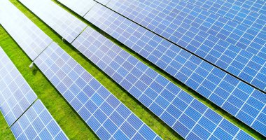 Hava görünümünde güneş panelleri