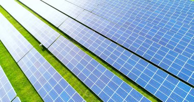 Hava görünümünde güneş panelleri