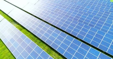 Hava görünümünde güneş panelleri