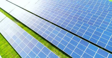 Hava görünümünde güneş panelleri