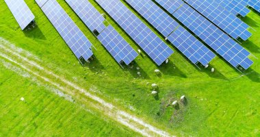 Hava görünümünde güneş panelleri