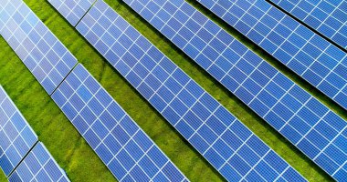 Hava görünümünde güneş panelleri