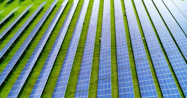 Hava görünümünde güneş panelleri