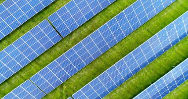 Hava görünümünde güneş panelleri