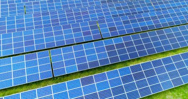 Hava görünümünde güneş panelleri