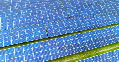 Hava görünümünde güneş panelleri