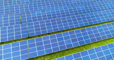 Hava görünümünde güneş panelleri