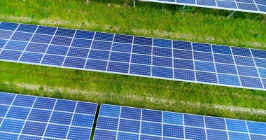 Hava görünümünde güneş panelleri