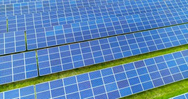 Hava görünümünde güneş panelleri