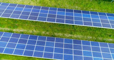 Hava görünümünde güneş panelleri