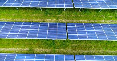 Hava görünümünde güneş panelleri