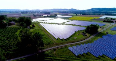 Hava görünümünde güneş panelleri