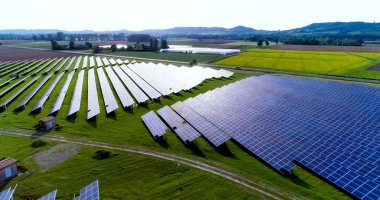 Hava görünümünde güneş panelleri