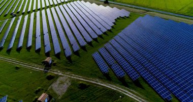 Hava görünümünde güneş panelleri