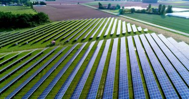 Hava görünümünde güneş panelleri