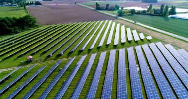 Hava görünümünde güneş panelleri