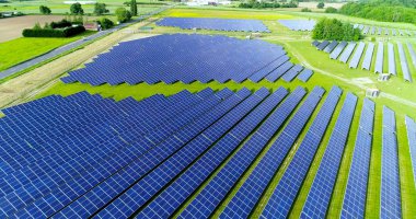 Hava görünümünde güneş panelleri