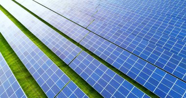 Hava görünümünde güneş panelleri