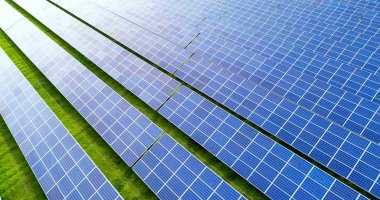 Hava görünümünde güneş panelleri